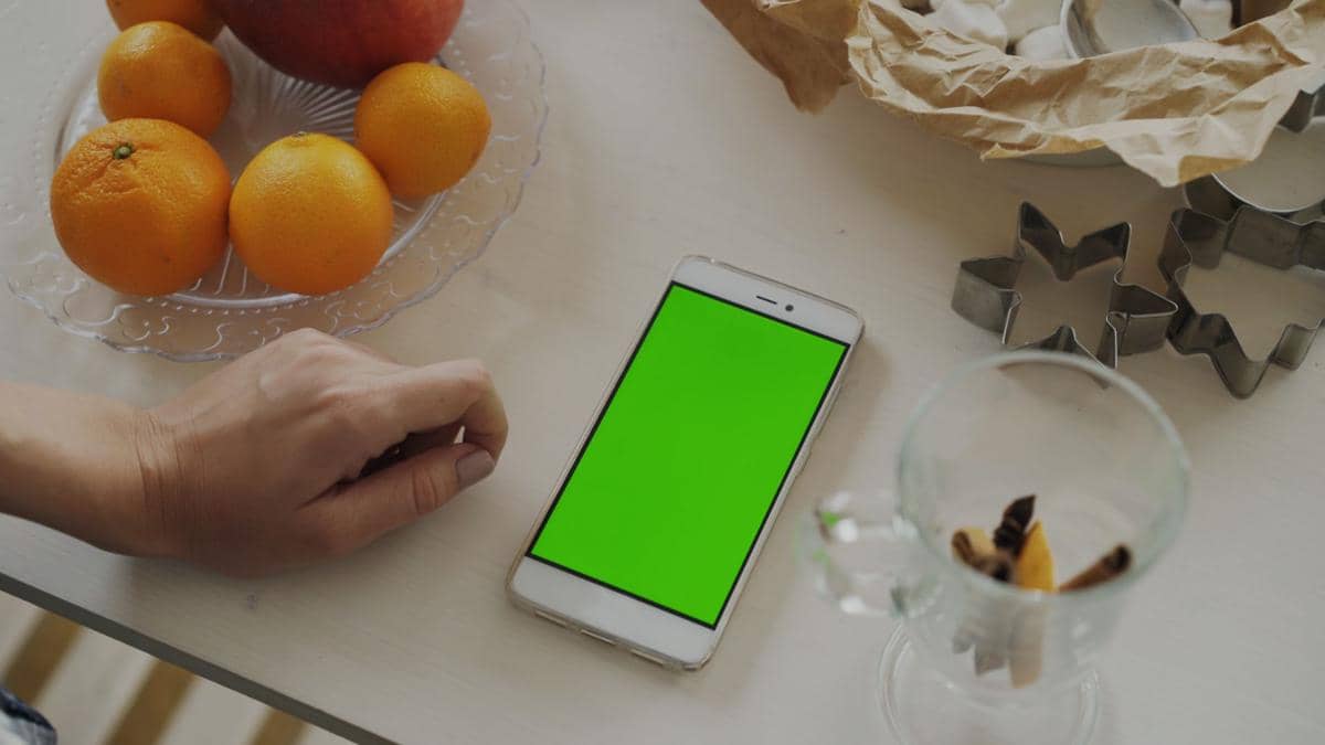 Ilustrasi tentang mengurangi penggunaan smartphone sebagai bagian dari upaya membatasi waktu penggunaan ponsel sehari-hari.