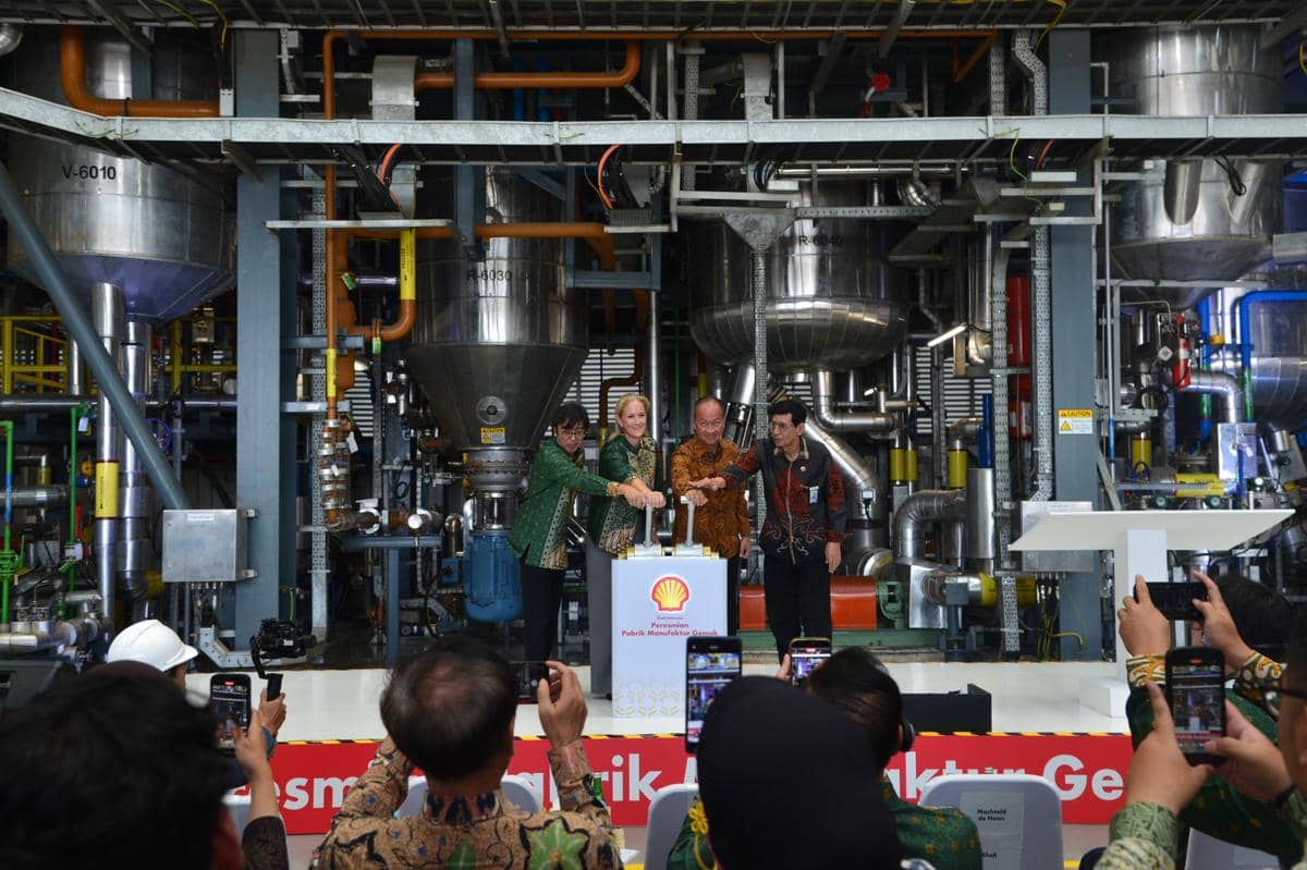 Peresmian pabrik manufaktur gemuk atau grease milik Shell Indonesia dalam acara seremonial di area fasilitas produksi.