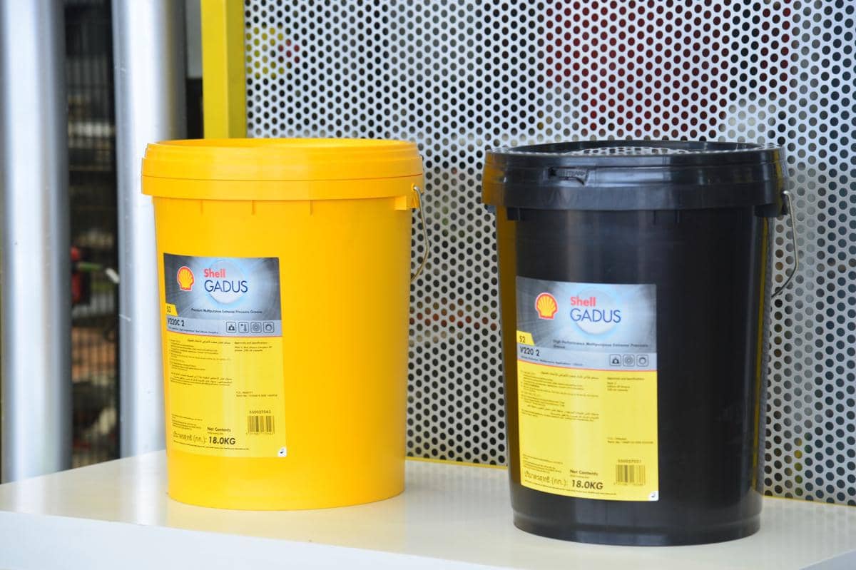 Produk gemuk atau grease buatan pabrik Shell Indonesia yang didokumentasikan oleh perusahaan Shell di area manufaktur.
