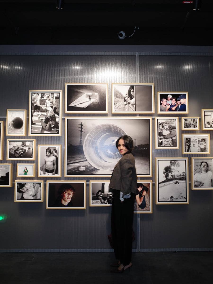 Ririn Ekawati mengunjungi pameran fotografi di Shanghai