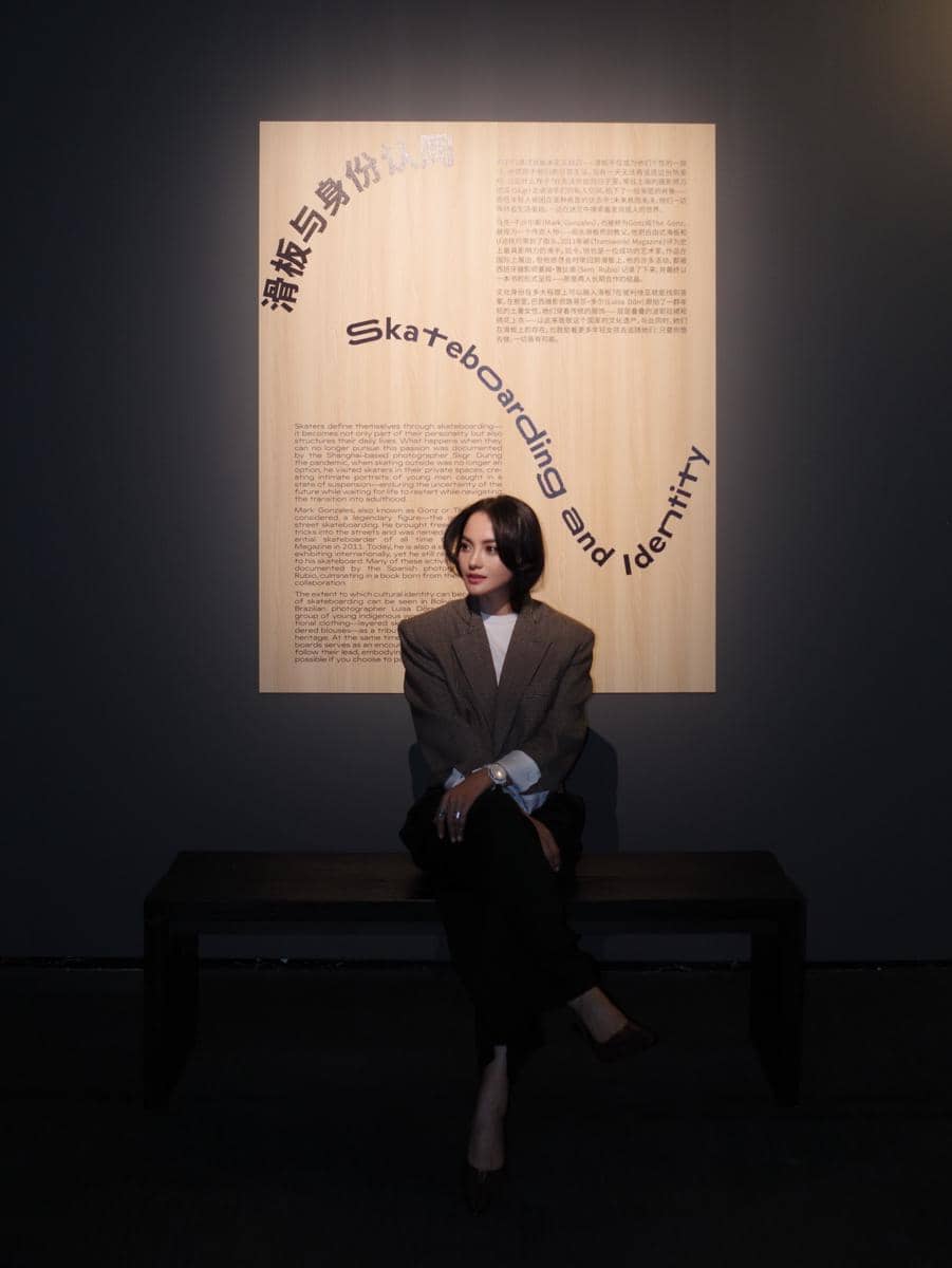 Ririn Ekawati mengunjungi pameran fotografi di Shanghai