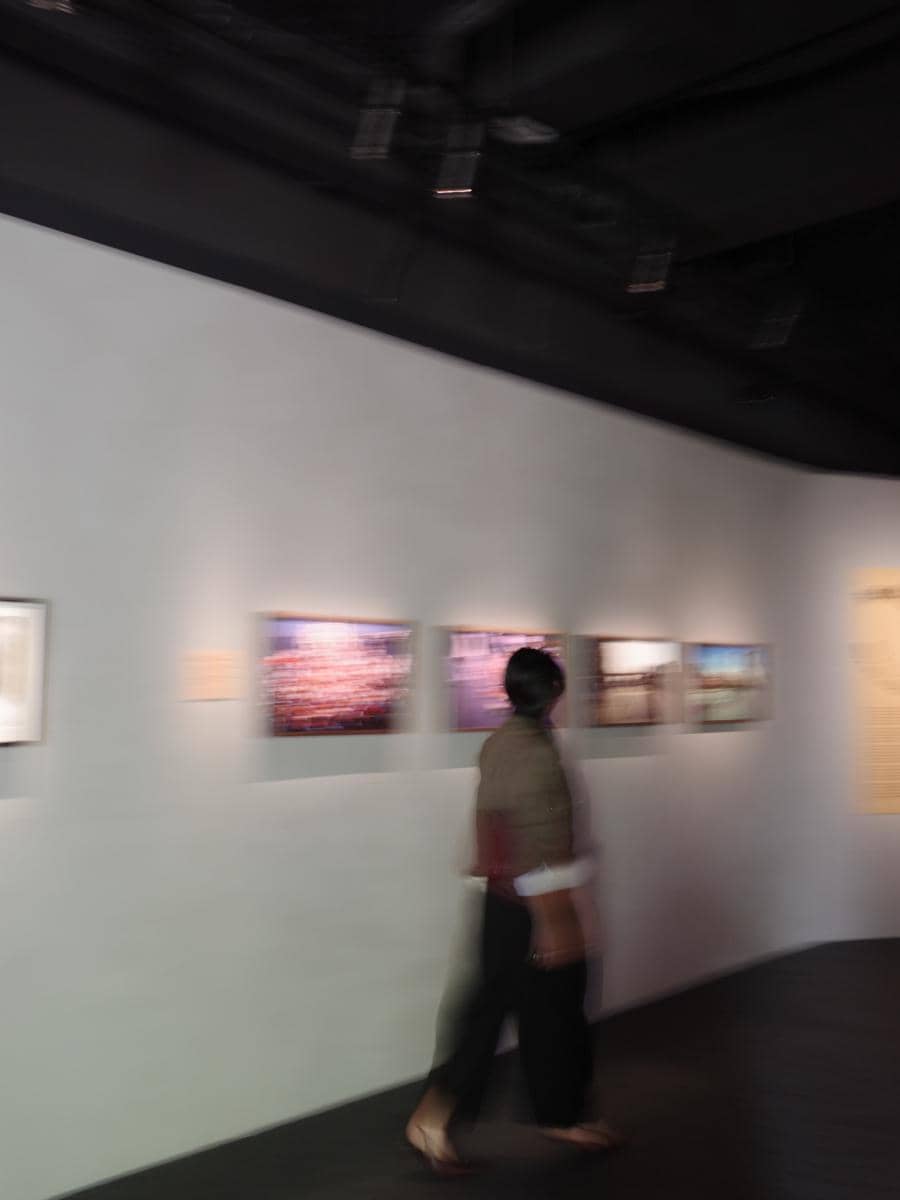 Ririn Ekawati mengunjungi pameran fotografi di Shanghai