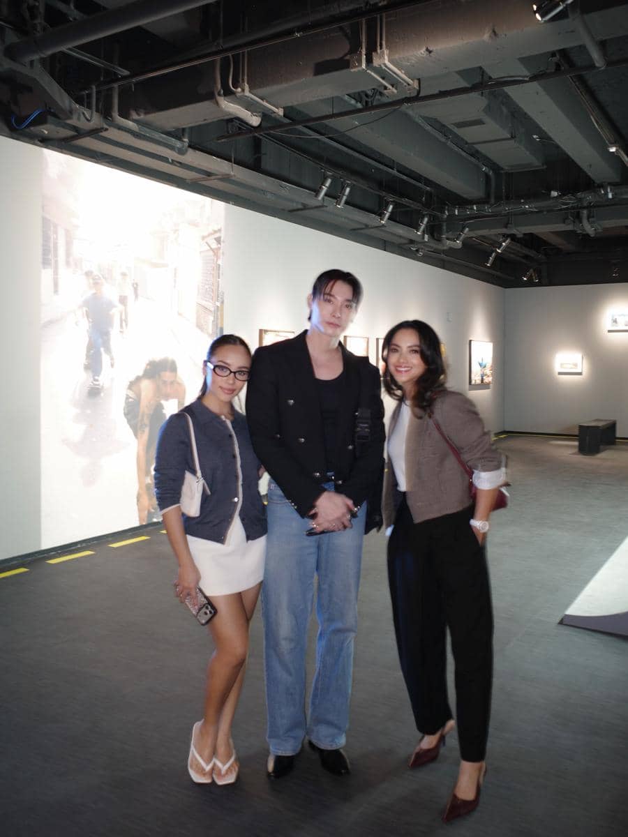 Ririn Ekawati mengunjungi pameran fotografi di Shanghai