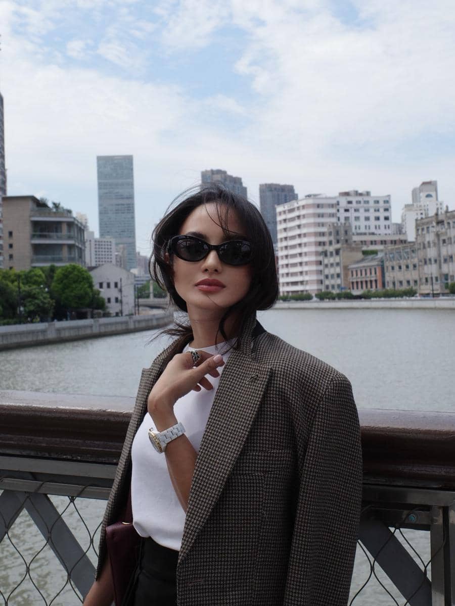 Ririn Ekawati mengunjungi pameran fotografi di Shanghai
