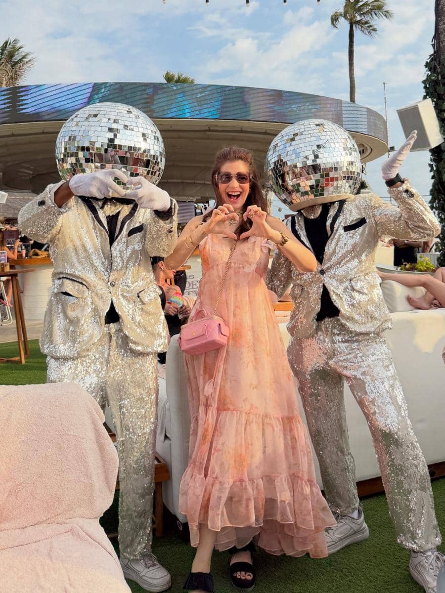 Carissa Puteri berpose dengan gaya elegan dalam unggahan Instagram untuk merayakan ulang tahunnya yang ke-42.