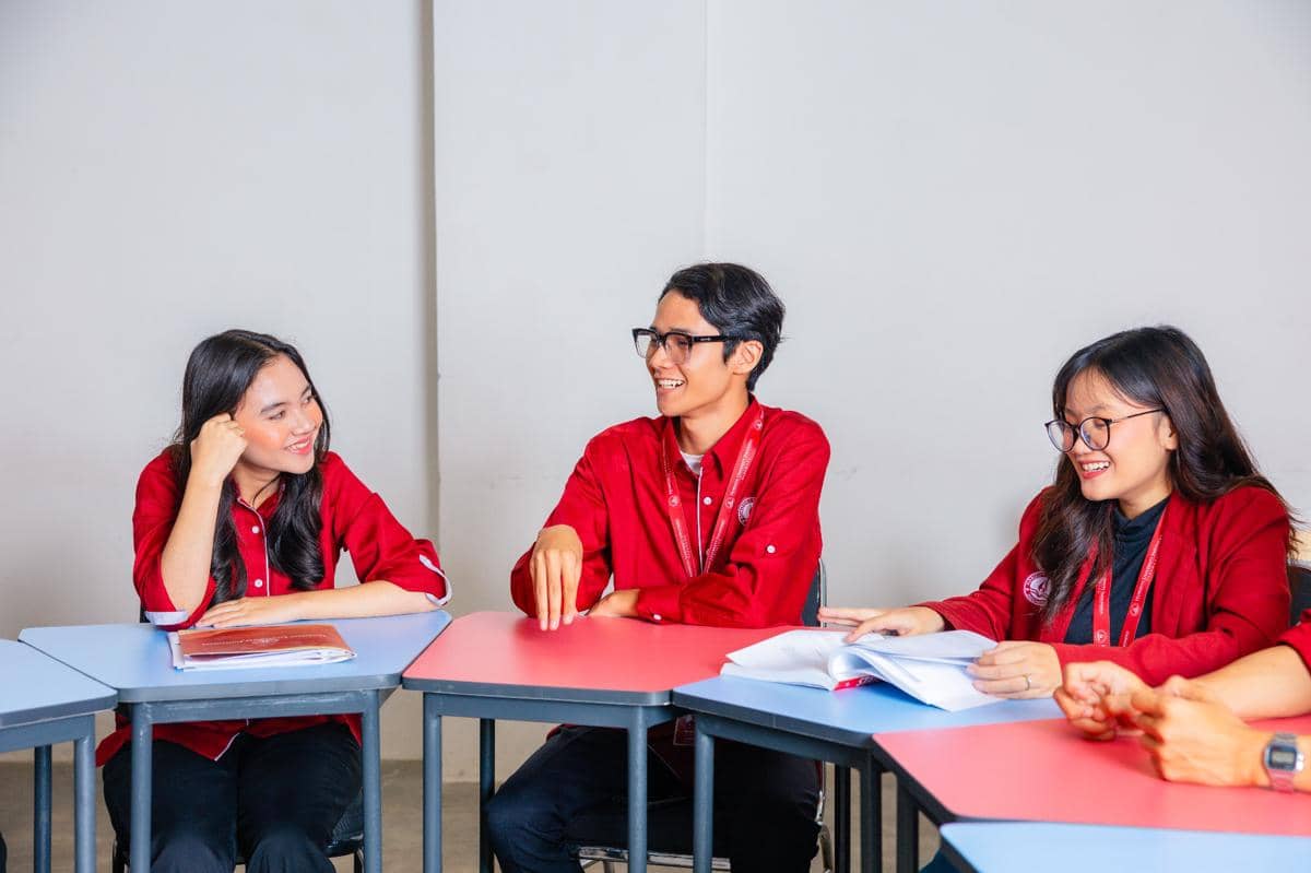 Student Learning at Collaborative Room Horizon.jpg