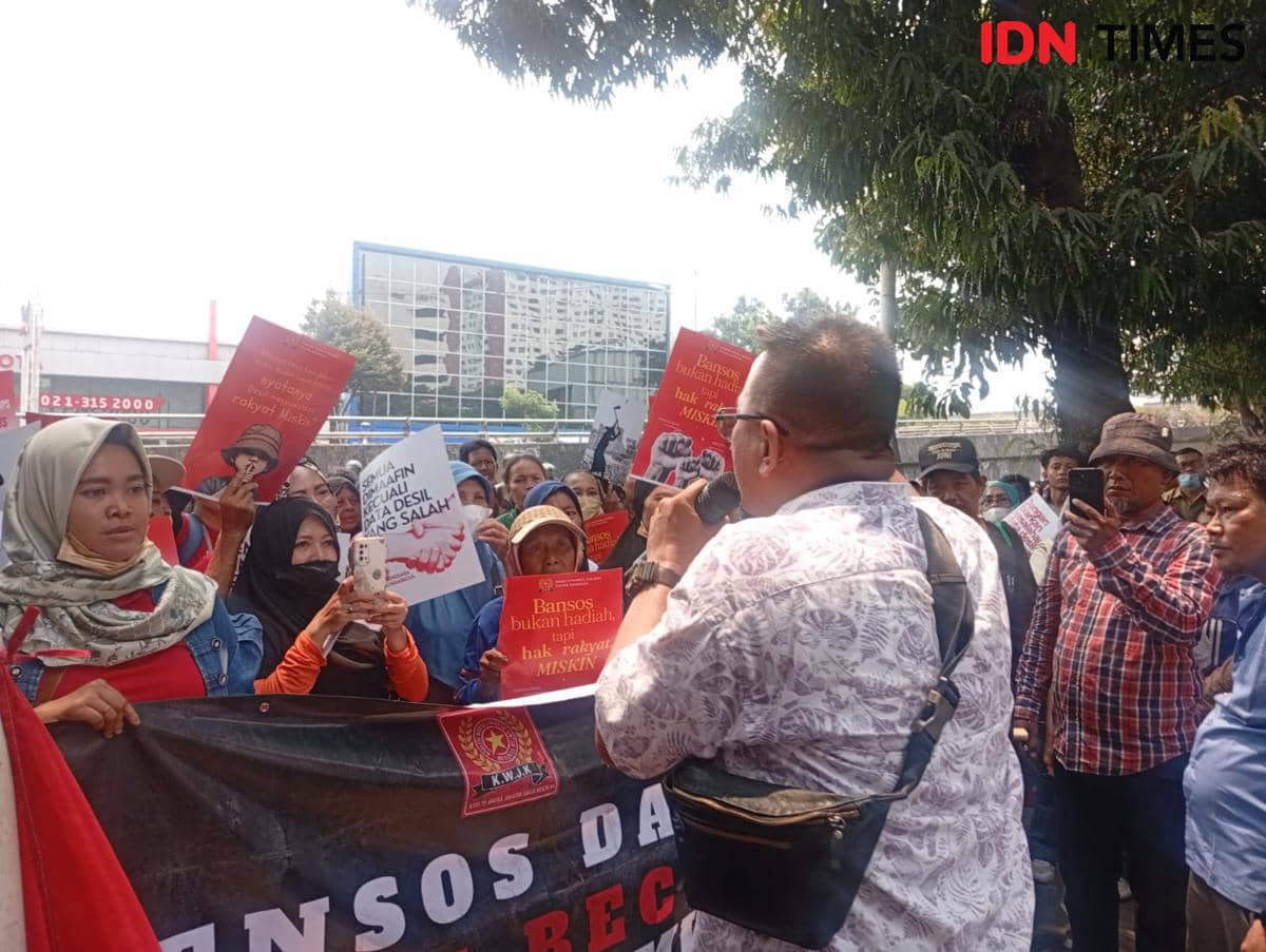 Ratusan Warga Miskin Korban Desil Demo di Kemensos
