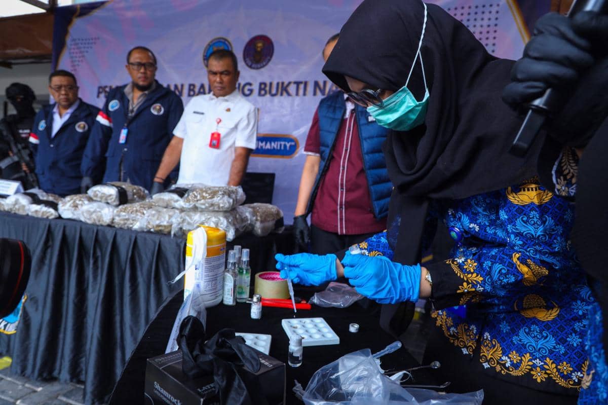 BNN Sita 14,6 Kilogram Ganja dari Koper WN China di Bandara Soetta