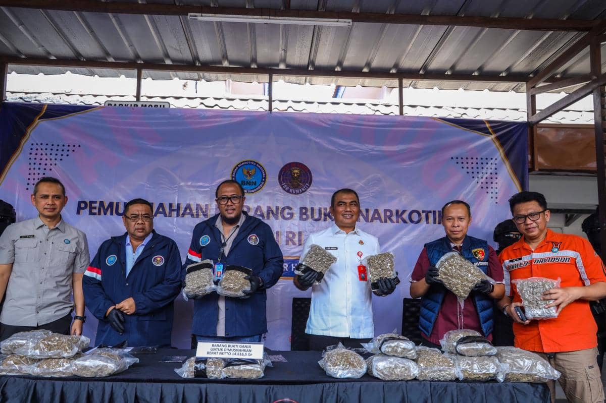 BNN RI mengungkap kasus penyelundupan narkotika jenis ganja yang melibatkan warga negara China di Bandara Internasional Soekarno-Hatta, Tang