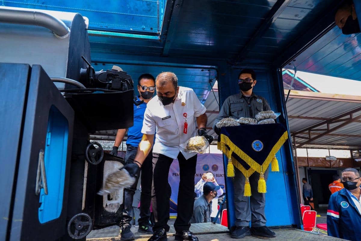 BNN RI mengungkap kasus penyelundupan narkotika jenis ganja yang melibatkan warga negara China di Bandara Internasional Soekarno-Hatta, Tang