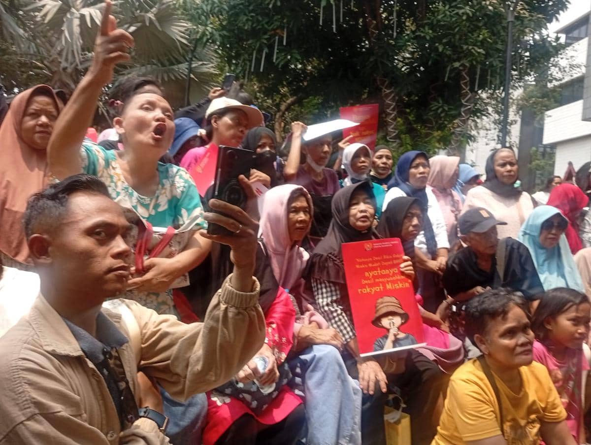 Suasana gedung Kementerian Sosial dipadati warga miskin akibat pembaruan desil dan belum menerima bantuan sosial (bansos), Kamis (17/9/2026)
