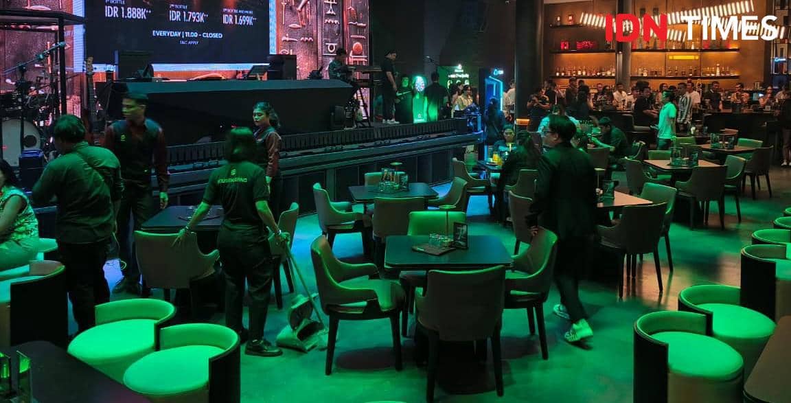 Suasana Raeye Bar saat gelaran Heineken Master Glass, dengan area bar dan para pengunjung yang hadir.