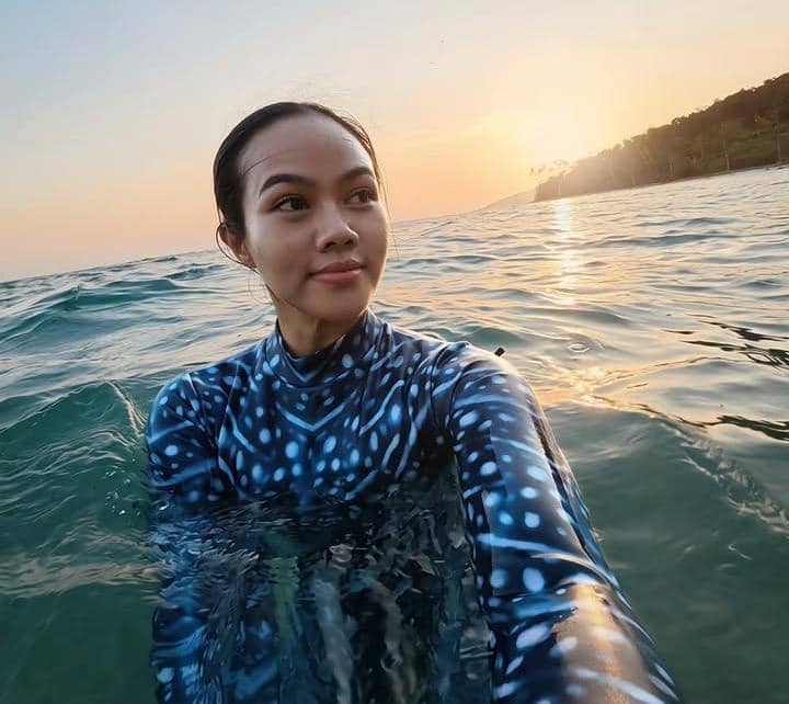 Yura Yunita freediving bersama whale shark di Gorontalo