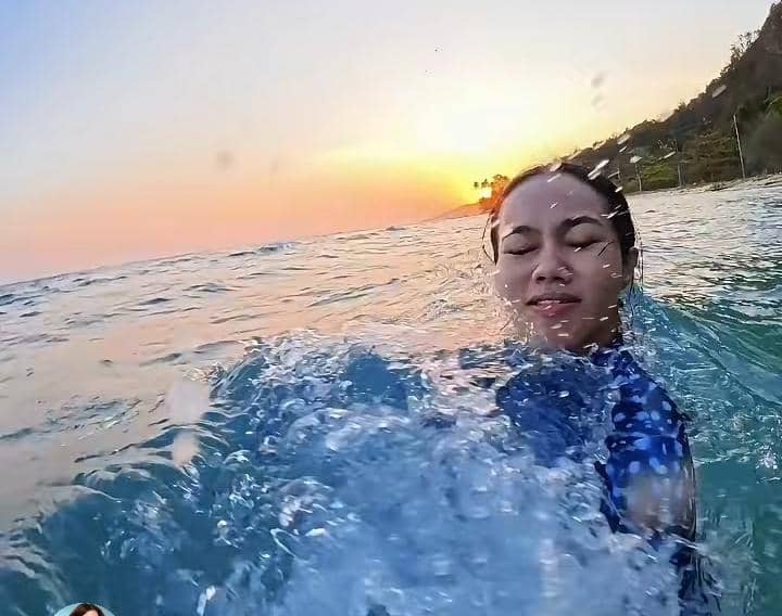 Yura Yunita freediving bersama whale shark di Gorontalo