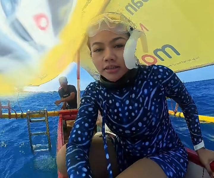 Yura Yunita freediving bersama whale shark di Gorontalo