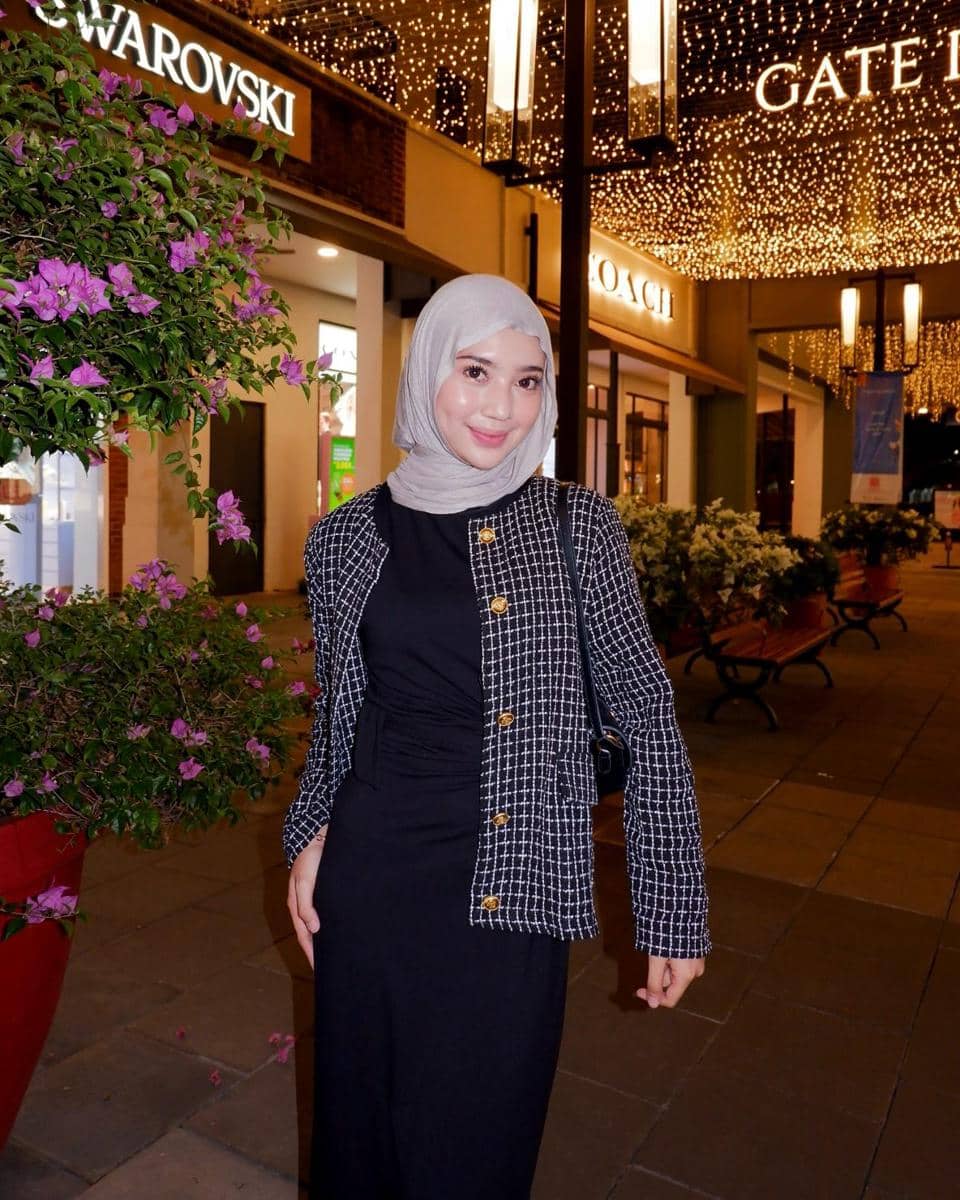 Faradithya Putri Lakcyta mengenakan outer sebagai inspirasi padu padan gaya busana remaja yang modis dan kasual.