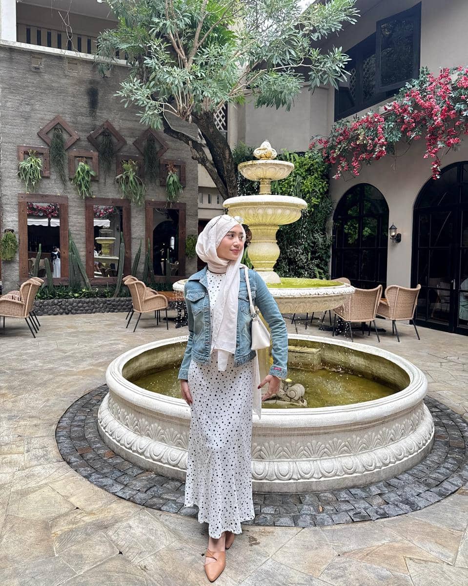 Potret Faradithya Putri Lakcyta membagikan inspirasi styling outer untuk remaja melalui unggahan Instagram.
