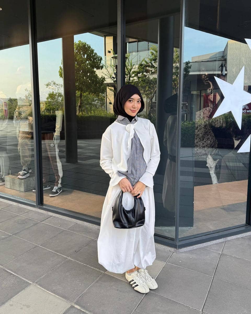 Faradithya Putri Lakcyta mengenakan teen outer sebagai inspirasi gaya busana dari unggahan Instagramnya.