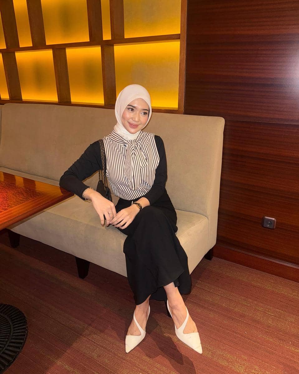 Selebgram Faradithya Putri Lakcyta tampil dengan padu padan outer bergaya kasual untuk inspirasi busana remaja.