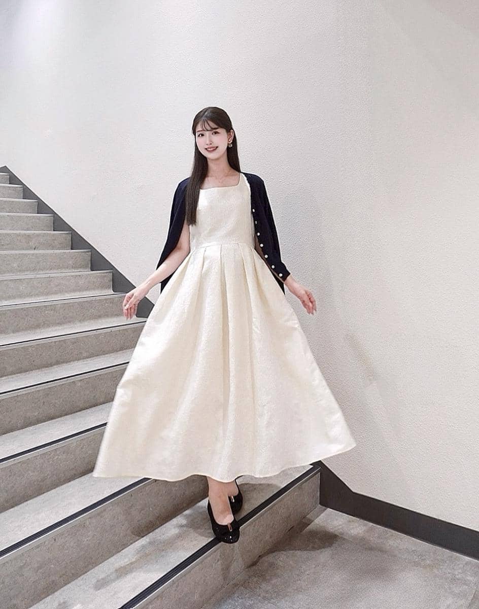 Kadowaki Reina mengenakan dress sebagai inspirasi OOTD bergaya feminin dalam unggahan di Instagramnya.