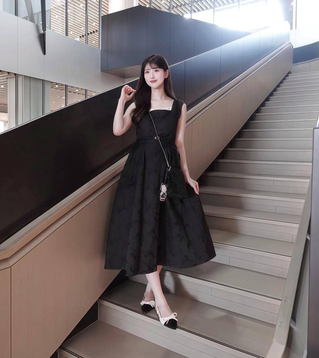 Kadowaki Reina berpose dengan gaya OOTD dress, menampilkan inspirasi busana perempuan yang feminin dan kasual.
