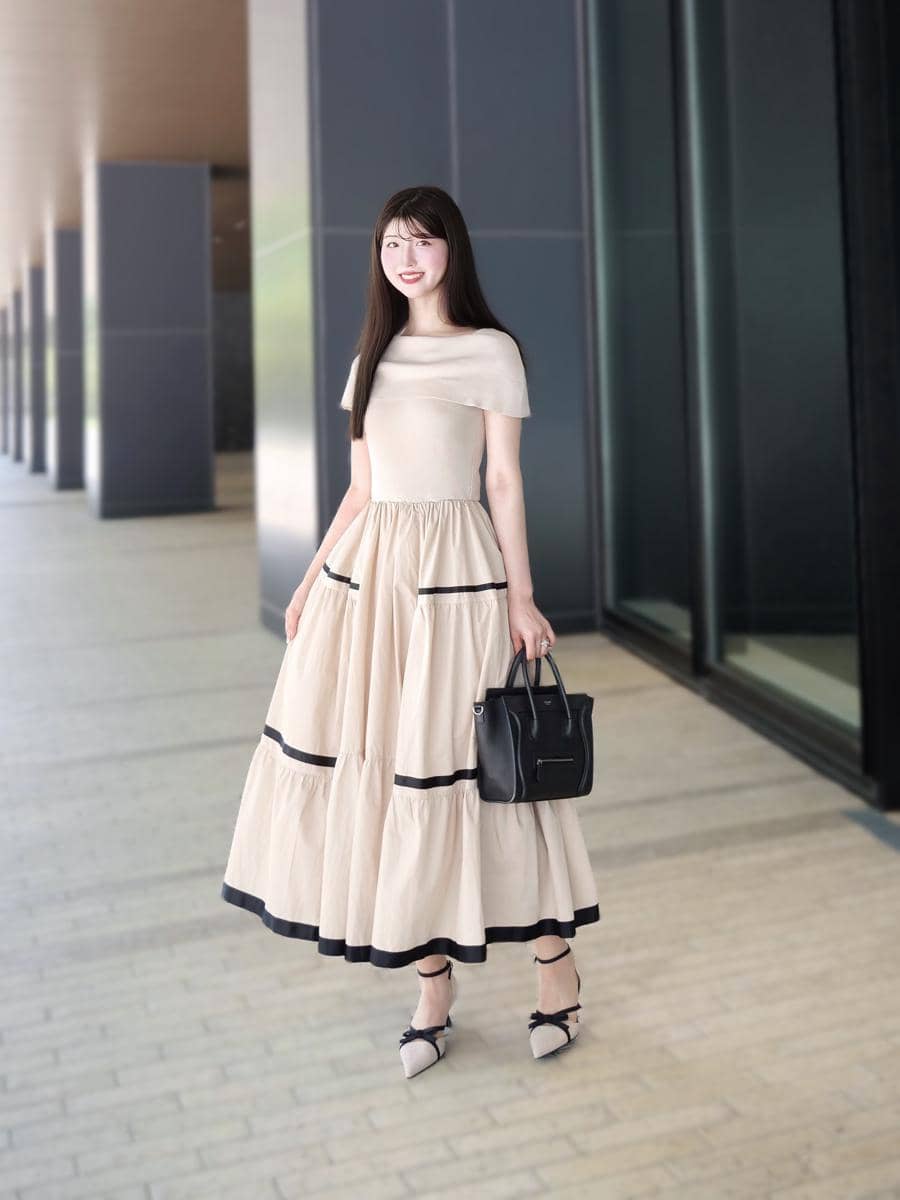 Kadowaki Reina mengenakan dress untuk inspirasi OOTD, memadukan gaya feminin dan modis dalam penampilan sehari-hari.