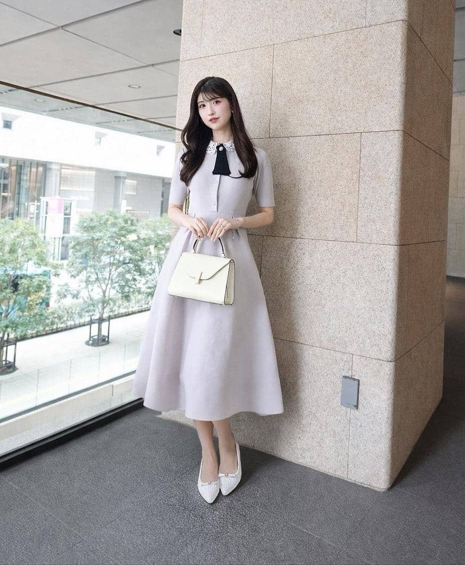 Kadowaki Reina mengenakan dress bergaya feminin sebagai inspirasi OOTD dalam potret dari akun Instagramnya.
