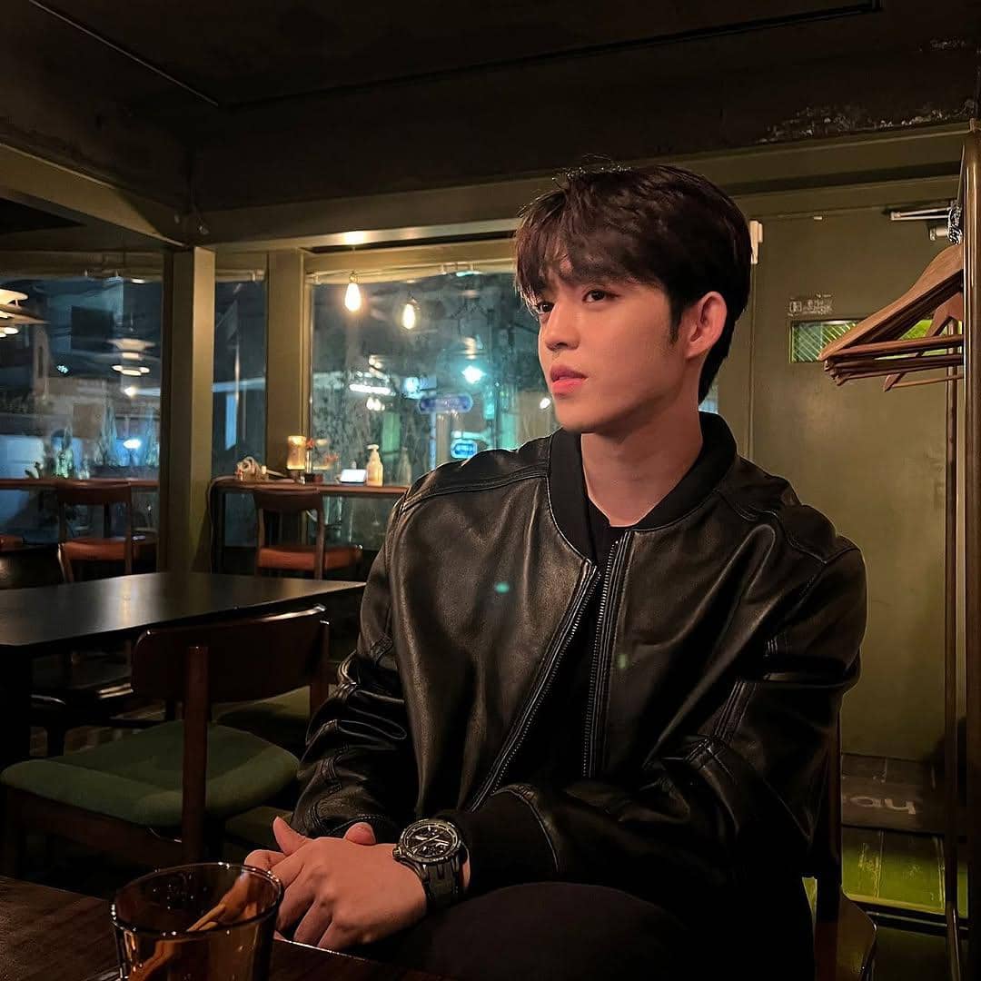 style outfit dan jam tangan ala S.Coups SEVENTEEN