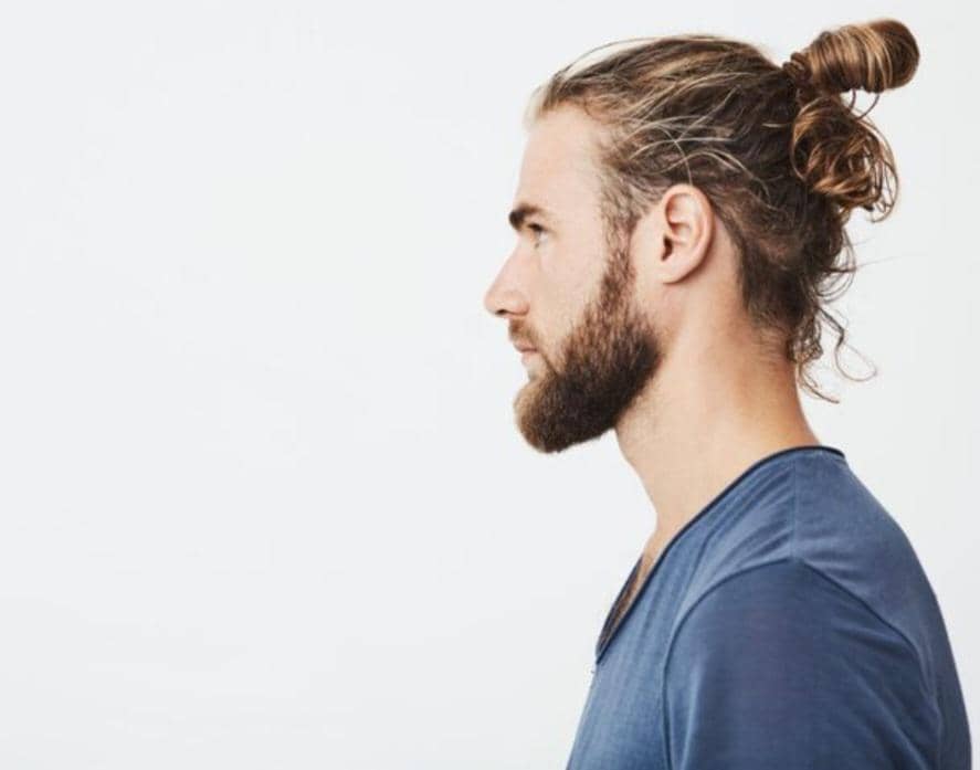 model rambut man bun (magnific.com/cookie_studio)