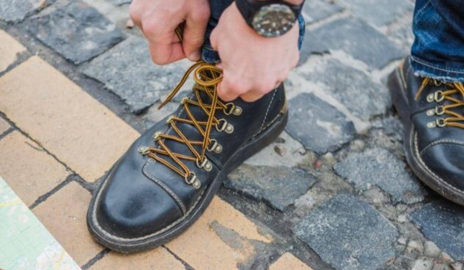 sepatu boots kulit (magnific.com/magnific)