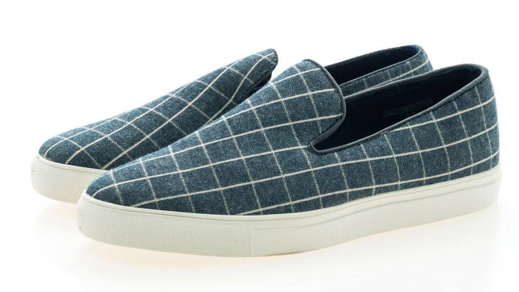 sepatu model slip-on (magnific.com/mrsiraphol)