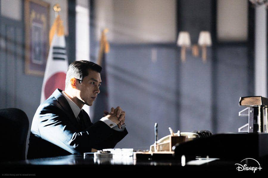 Potongan adegan drama Made in Korea dalam materi promosi resmi berformat still cut dari serial Disney+.