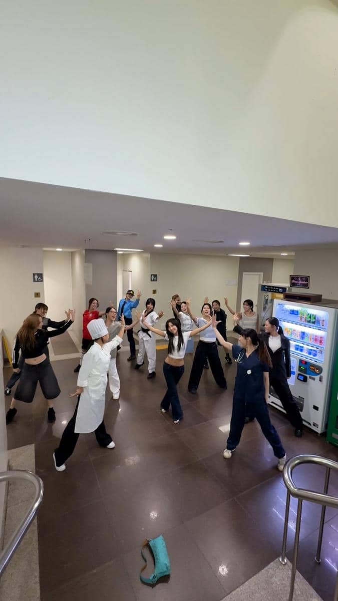Soyeon i-dle bersama back dancer lagu "I'm gonna TOESA"