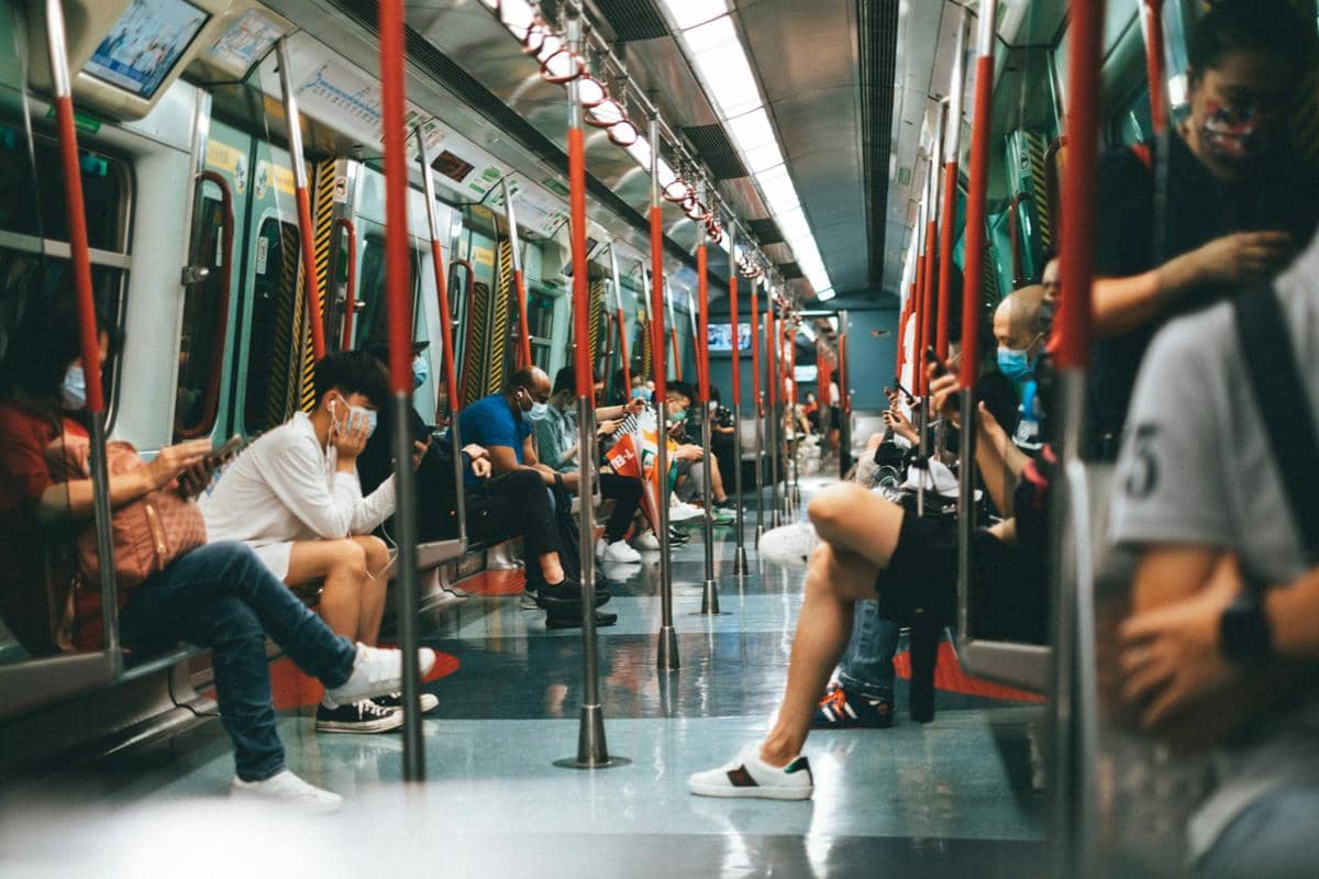 7 Trik Mengatasi Sensory Overload Saat Naik Transportasi Publik