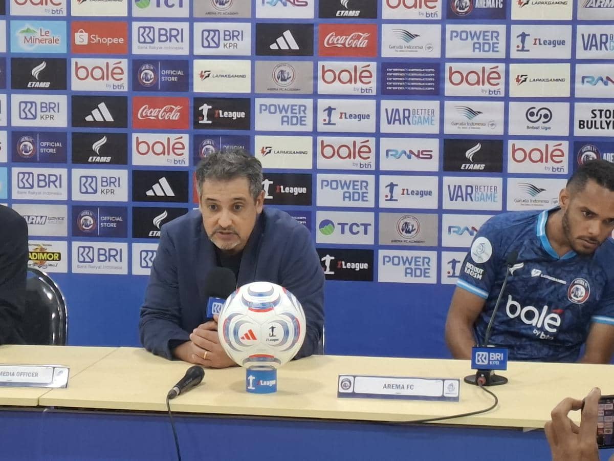 Potret pelatih Arema FC Marcos Santos mengenakan pakaian olahraga dalam suasana kegiatan sepak bola tim.