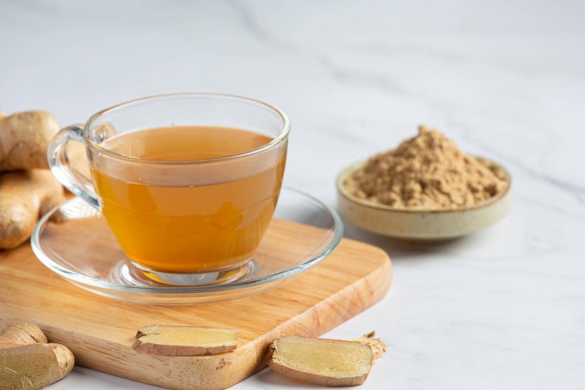 Ilustrasi minuman hojicha ginger tea hangat dengan perpaduan teh hojicha panggang dan rasa jahe yang khas.