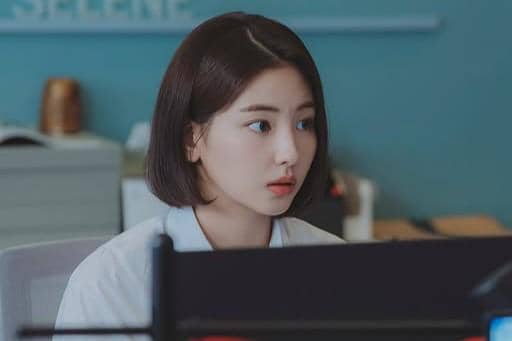 Potongan adegan drama The Ordinary Jackpot dari unggahan akun Instagram resmi tvN Drama dalam format still cut.