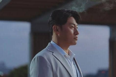 Potongan adegan drama The Ordinary Jackpot dalam unggahan promosi bernuansa dramatis dari akun Instagram resmi tvN Drama.