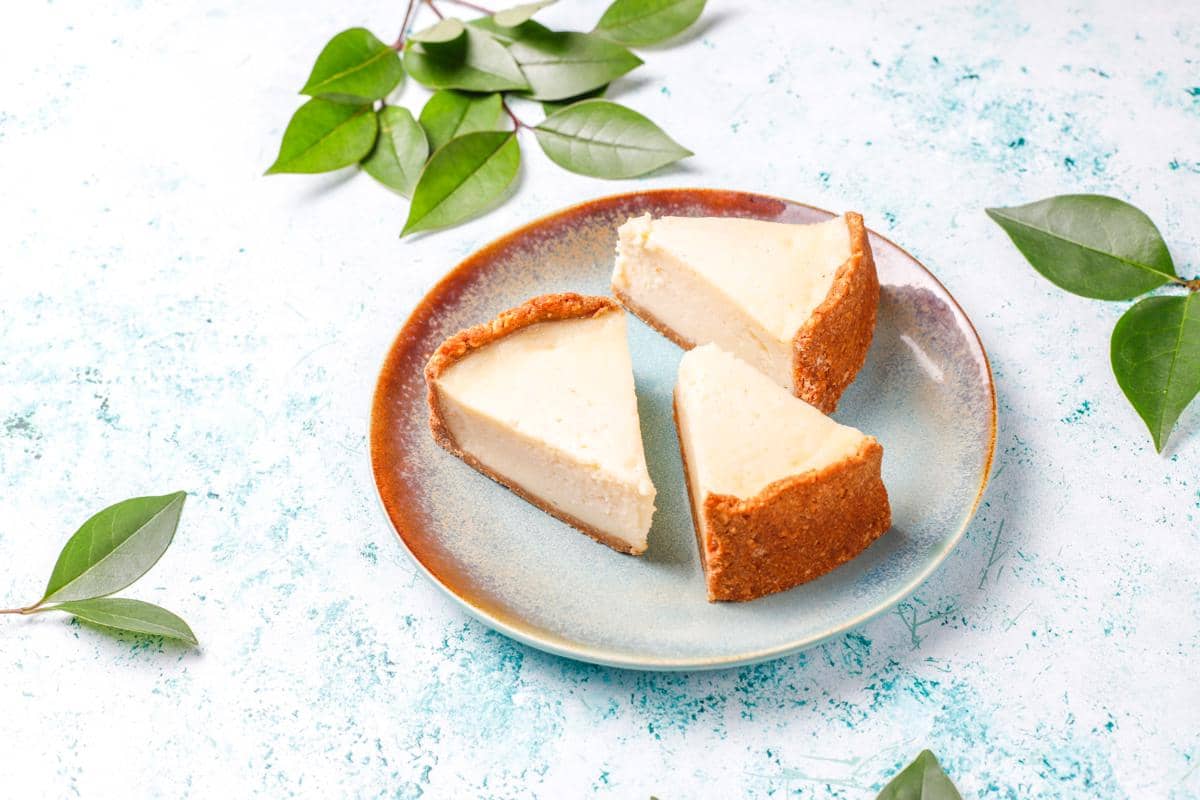 ilustrasi hojicha new york cheesecake