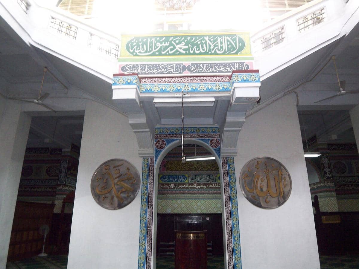 Ornamen dekoratif pada bagian dalam Masjid Cut Meutia menjadi elemen visual yang menghiasi interior bangunan.