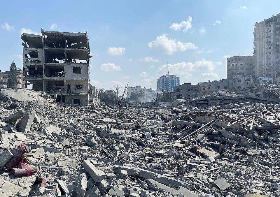 Kerusakan dan reruntuhan bangunan di Kota Gaza akibat serangan udara Israel pada 9 Oktober 2023.