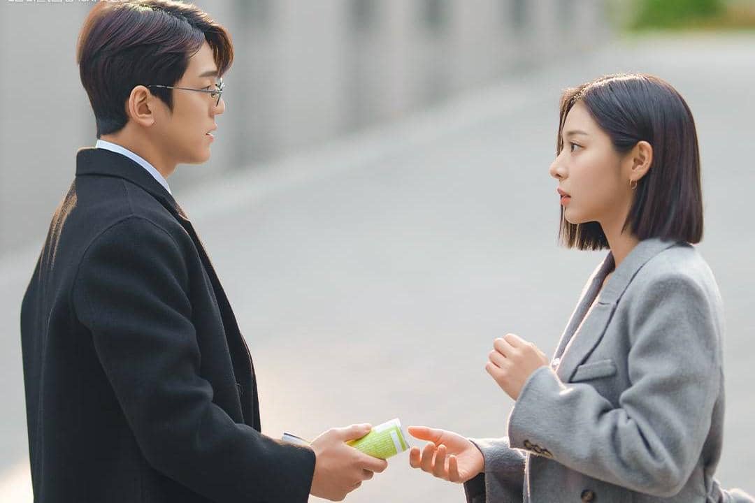 Cuplikan adegan dari drama Korea A Business Proposal produksi SBS dalam materi promosi serial televisi tersebut.