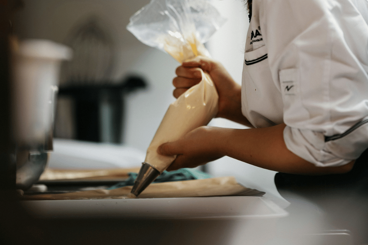 Ilustrasi proses membuat pastry cakar beruang dengan isian almond sebagai sajian kue bercita rasa kacang.