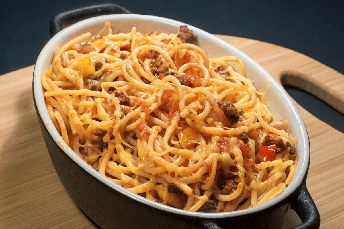 Ilustrasi semangkuk udon carbonara gochujang dengan saus creamy pedas sebagai sajian mi khas Korea.