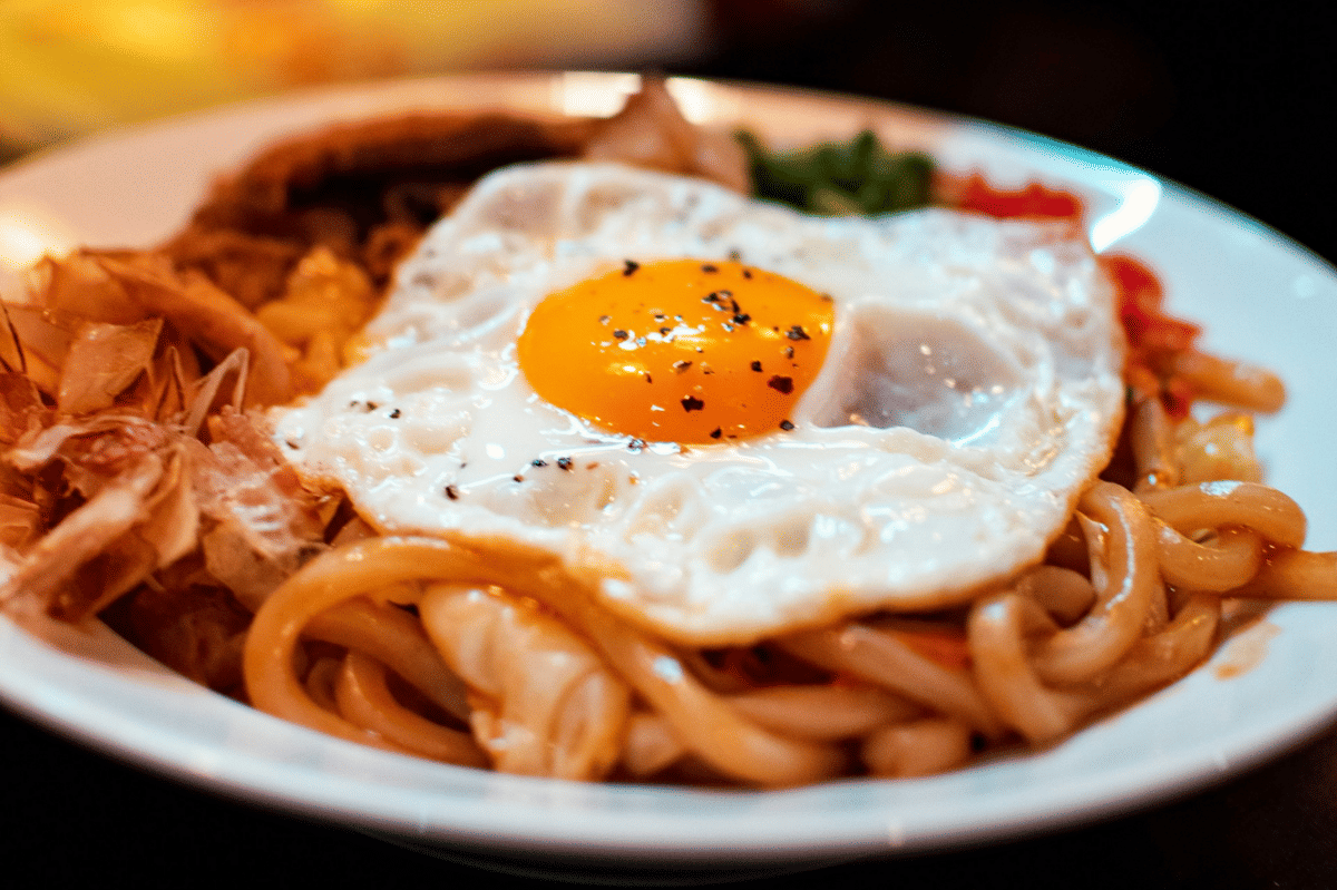 Resep Gochujang Carbonara Udon dengan Pork Belly Crispy