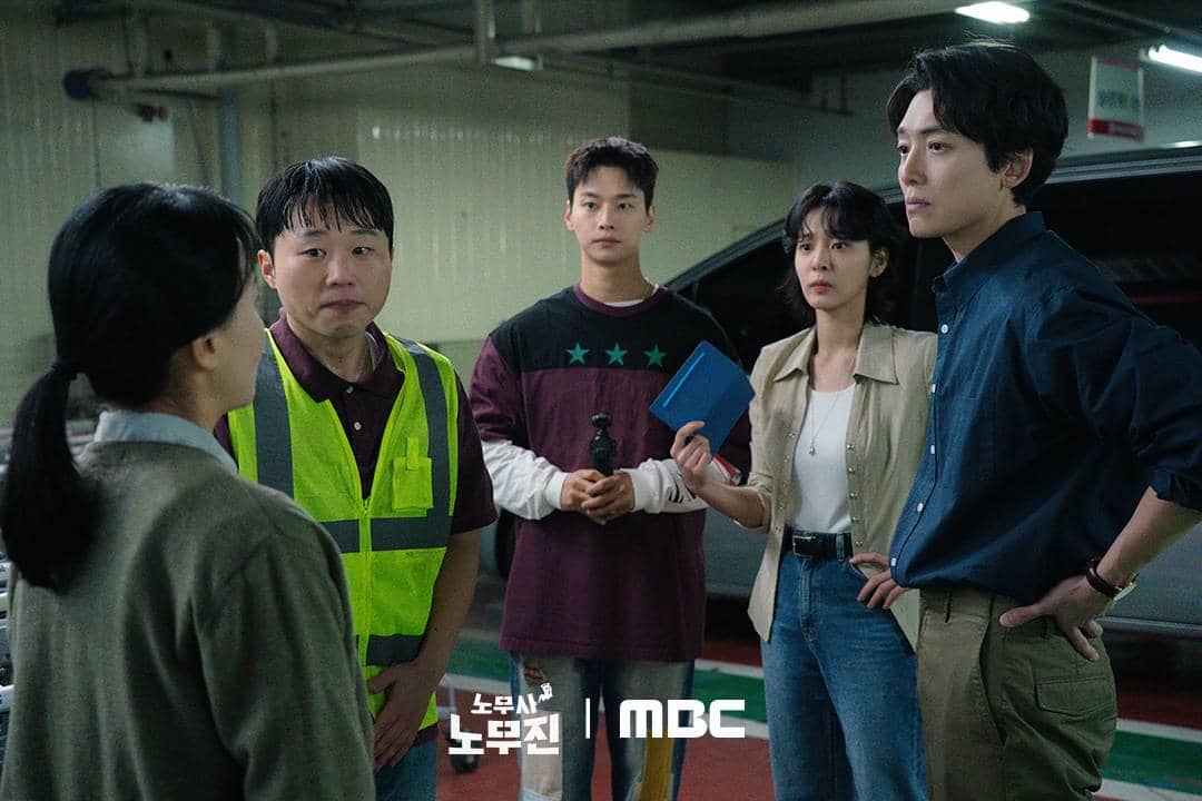 Cuplikan adegan drama Korea Oh My Ghost Clients produksi MBC dengan para pemeran dalam sebuah adegan.