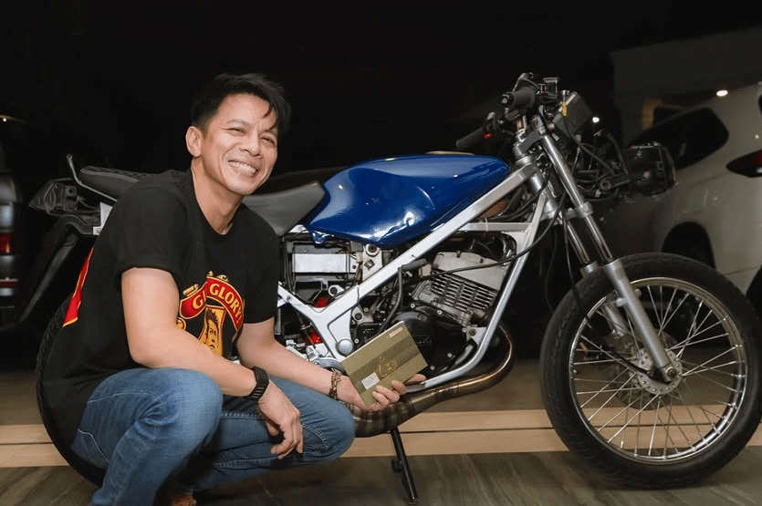 6 Koleksi Motor Milik Ariel Noah, Terbaru Suzuki RGR 150
