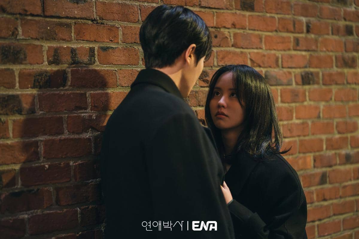 Potongan adegan dari drama Korea Between Steps produksi ENA, menampilkan suasana cerita dalam serial tersebut.