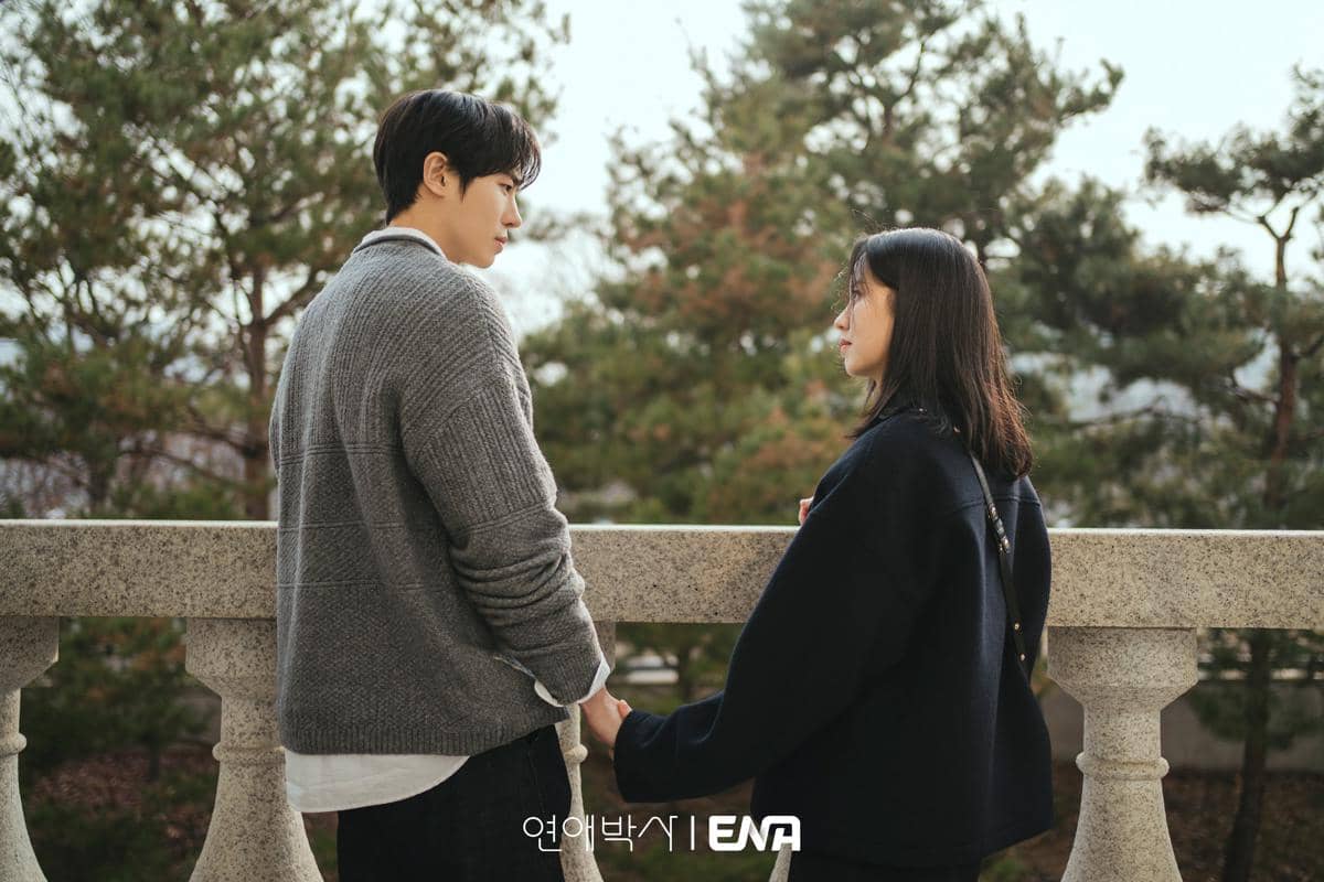 Potongan adegan drama Between Steps yang dirilis ENA sebagai materi promosi resmi serial drama tersebut.