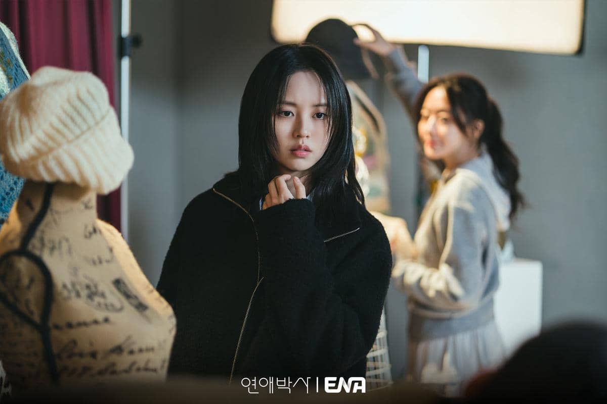 Potongan gambar promosi drama Between Steps produksi ENA sebagai materi publikasi dan informasi serial tersebut.